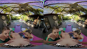 Die Sinnliche Yoga-Session Des Blonden Teens Wird Zu Einer Wilden Gruppensex-Begegnung In Vr