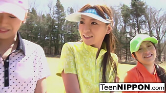 Des Femmes Asiatiques Se Déshabillent Pour Une Partie De Golf Érotique