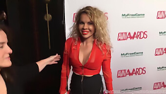 Emmy Demure และ Katy Jayne ส่องแสงบน Avn Awards พรมแดง 2018