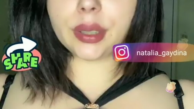 Madura rusa con grandes tetas naturales los sacude para tu placer