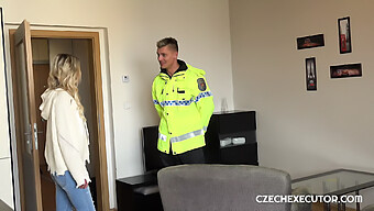 Kåt Eskort Blir Knullad Av En Polis I En Het Träff