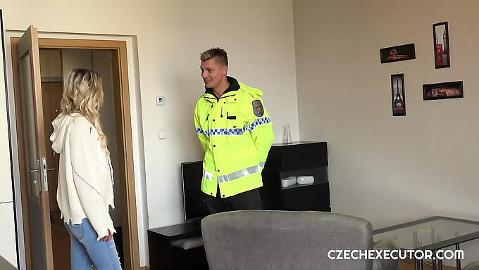 Nadržaná eskorta sa necháva ošukať policajtom v horúcom stretnutí