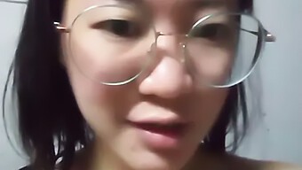 Une Fille Asiatique Aux Yeux Bruns Se Laisse Aller À Un Jeu En Solo