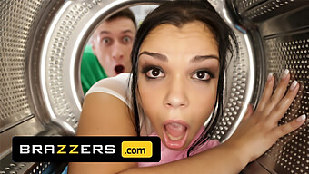 Большие Сиськи Софии Ли Получают Тренировку В Этом Видео От Brazzers.