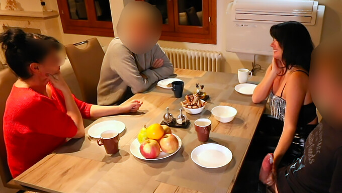 Jeg gav et blowjob til hans enorme penis på en restaurant! Offentlig sex-ekstravaganza!