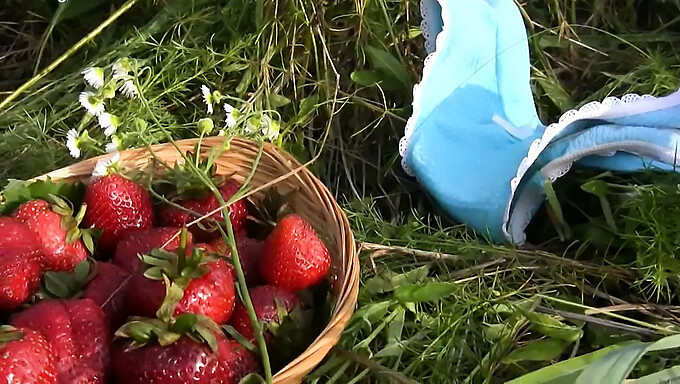 En nydelig jente og hennes deilige frukt