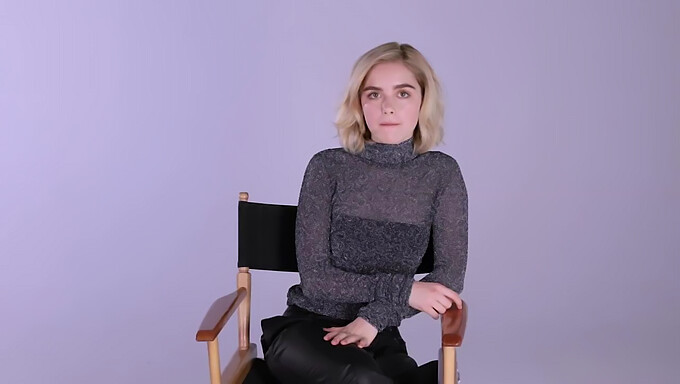 Sesi solo berani Kiernan Shipka yang menggemaskan.