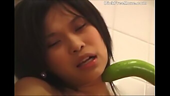 18+ Thai tenåring Emma Cucumber onanerer alene