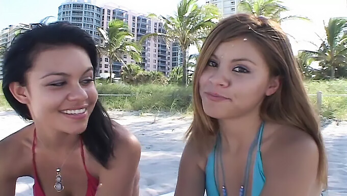 Twee jonge meisjes geven een amateur deepthroat pijpbeurt in Miami