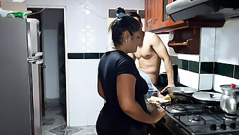 Una Mujer India Madura Da Un Placer Oral Satisfactorio En La Cocina