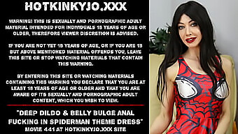 A Protuberância Da Barriga E O Jogo Anal Com Um Dildo Profundo Em Vestido Temático Spiderman