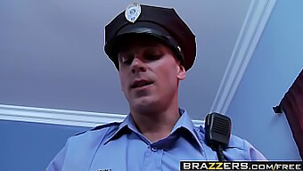 Amia Miley和johnny Sins在brazzers视频中出演了一场粗暴的硬核警察遭遇