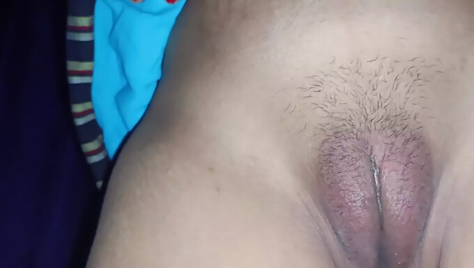 Amateur Indiaas stel wordt ondeugend met rokend poesje en hardcore creampie