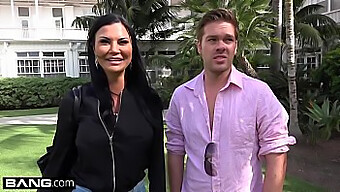 Jasmine Jae khoe hàng trên bãi biển với đồ chơi và khuyên tai