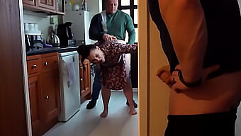 Une femme aux gros seins avec un gros cul naturel profite d'une éjaculation interne de son amant pendant que son mari regarde et se masturbe