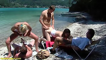 Sexo En Grupo Al Aire Libre En Una Playa Con Un Terapeuta Pervertido