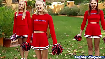 Cheerleader remaja menikmati sesi foursome yang menyenangkan setelah latihan