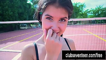 Joven mujer se involucra en actividad sexual con su instructor de fitness en un ambiente al aire libre.