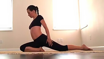 Sesión De Yoga De Evangeline Lilly Para Mujeres Maduras