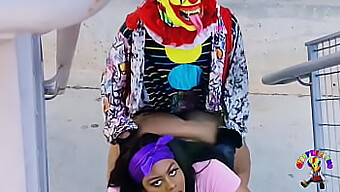 Un Cosplayer Sexy Experimentează Sexul Public Pe O Autostradă Aglomerată Cu Gibby The Clown