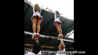 Les Pom-Pom Girls Adolescentes Montrent Leurs Mouvements En Uniformes Chauds