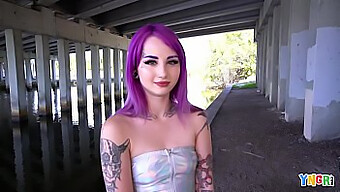 Un joven punky con cabello morado y tinta es follado duro