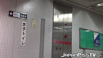 Femmes Japonaises Surprises En Vidéo En Train De Pisser Dans Les Toilettes Publiques