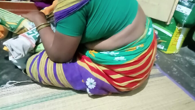 Une tante desi de l'Inde rurale avec de gros seins naturels