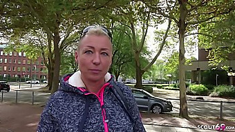 Duitse Rekruteerder Heeft Intense Anale Seks Met Milf Mandy Tijdens Een Straatauditie