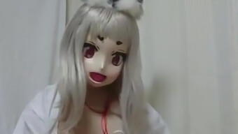 Watak yang diilhamkan oleh Kitsune dalam pakaian kigurumi yang seksi