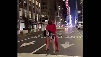 Pasangan Interracial Menikmati Seks Di Luar Ruangan Di New York City