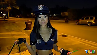 Die Junge Asiatische Teenagerin Vina Sky Wird An Halloween Von Einem Polizisten Tätowiert Und Gefickt