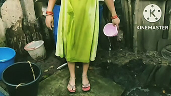 Desi Aunty Enjoys Outdoor Bath And Handjob In Indian Video