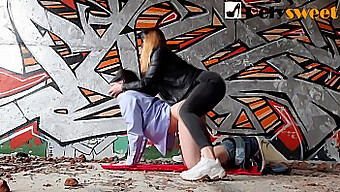 Outdoor Femdom Pegging in einer verlassenen Fabrik mit vorbeifahrenden Zügen