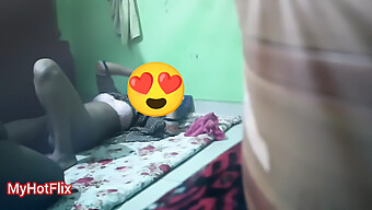 টিন (18+) মেয়ে একটি গোপন ক্যাম ভিডিওতে তার পুসী ফিংগারিং এবং চুদা হয়েছে।