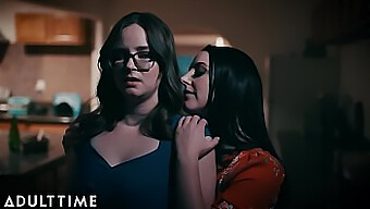 Istri pinggiran kota yang menggoda, Jay Taylor, menikmati pertemuan lesbian romantis dengan Angela White