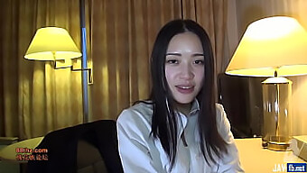 Une Fille Japonaise Pratique Ses Compétences En Gorge Profonde Dans Une Vidéo Amateur