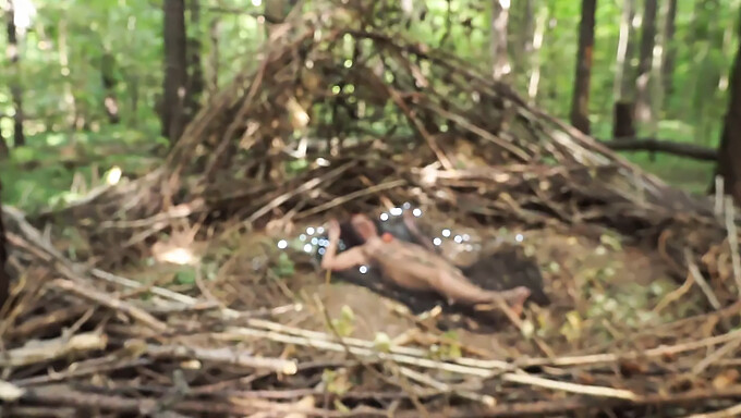 Beauté mature fait une sieste dans l'herbe