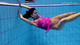 Lo Spettacolo Sensuale Di Nuoto Sottomarino Della Bellezza Russa Zlata