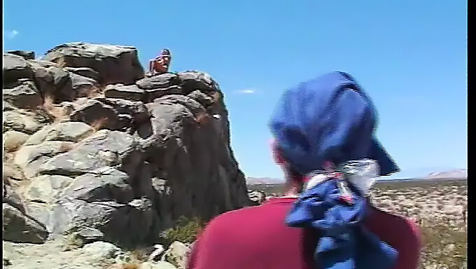 Seekor harimau naik ke gunung untuk berhubungan seks dengan seorang wanita pirang.