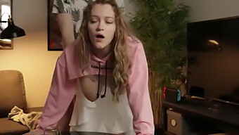 Étudiante Aux Gros Seins Naturels Dans Une Vidéo Porno Amateur