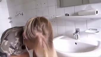 Blonde Jerman Menikmati Penis Besar Alami Dalam Creampie