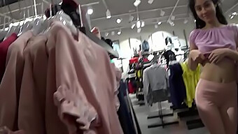 Flagradas Fazendo Sexo Em Público No Shopping.