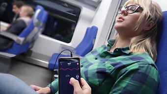 Vivi L'Emozione Dell'Orgasmo Femminile In Pubblico Su Un Treno