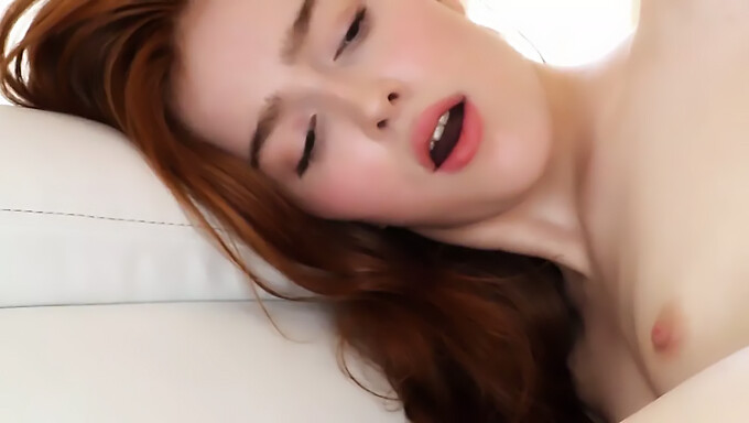 Jia Lissa, de onberispelijke roodharige, beleeft een bevredigend hoogtepunt