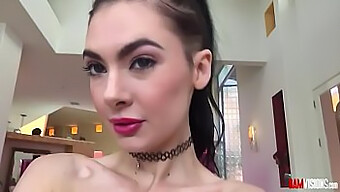 Marley Brinx, Mladá Teenka, Se Připravuje Na Intenzivní Anální Setkání