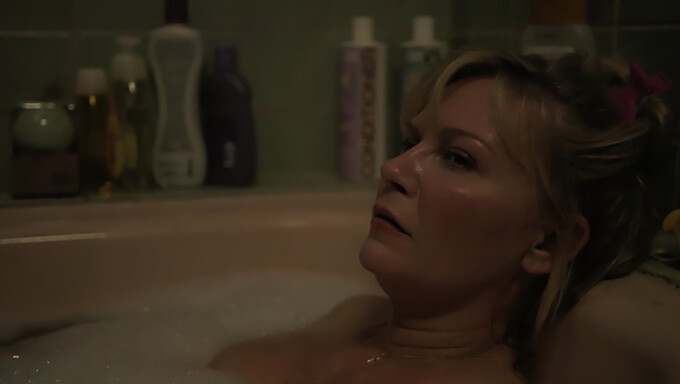 Büyük Göğüslü Banyo Sahnesi'nde Çıplak Kirsten Dunst