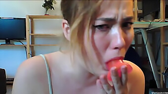 Gagging Og Deep Throat Action Med En Dildo I Hjemmelaget Video