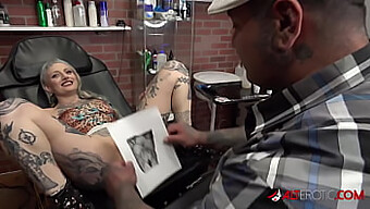 Petite Getatoeëerde Schoonheid Geniet Van Een Lul Na Een Frisse Tattoo