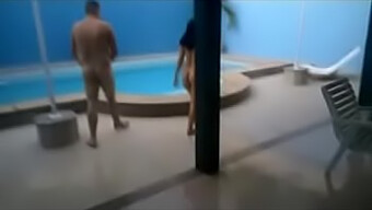 Une femme sexy se fait baiser par son amant devant son mari